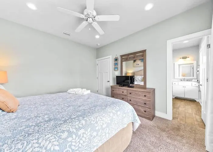 3,700 Snowbird Special With Hot Tub And Golf Cart