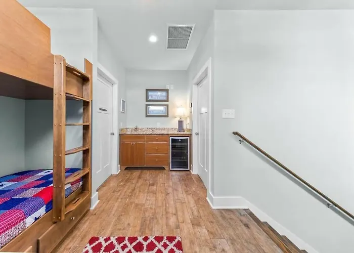 3,700 Snowbird Special With Hot Tub And Golf Cart