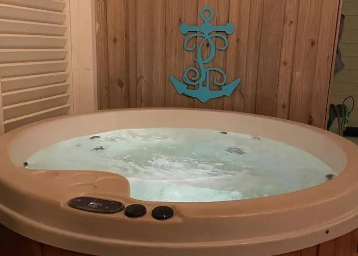 3,700 Snowbird Special With Hot Tub And Golf Cart Holiday home